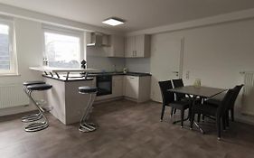 Moderne Wohnung mit Terrasse und eigenem Zugang.